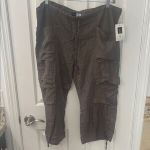 Contrast women’s  khaki green Cargo Pants